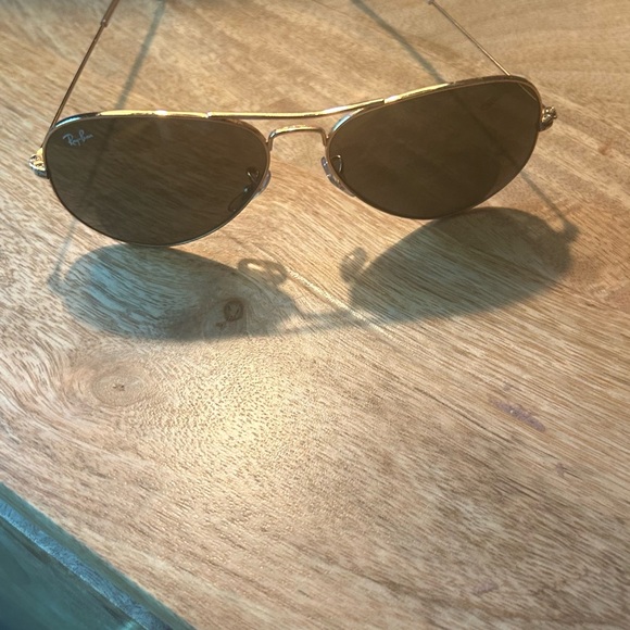 Like New Ray-Ban Aviator Sunglasses (gold and black)